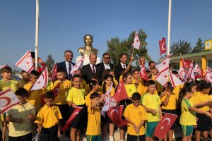 KKTC Başbakanı ile Milli Eğitim Bakanı, T&uuml;rk bayrağının &ccedil;alındığı okula gitti