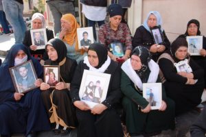 Diyarbakır'da eylem yapan aileleri tehdit eden ş&uuml;pheli tutuklandı