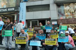 İBB'de işten &ccedil;ıkartılan bir grup iş&ccedil;i CHP İl binası &ouml;n&uuml;nde oturma eylemine başladı