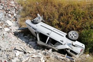 Otomobil şarampole devrildi: 2 yaralı