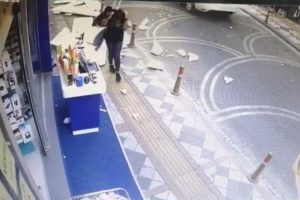 Anne ve kızının yaralanma anı g&uuml;venlik kamerasında