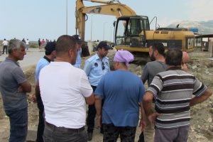 G&ouml;r&uuml;nt&uuml; kirliliği oluşturan yapıların yıkımında arbede
