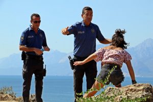 Falezlerdeki kadın polislere zor anlar yaşattı