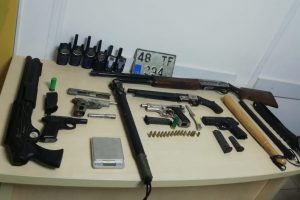 &Ccedil;iftlik evindeki ruhsatsız silahlara tutuklama