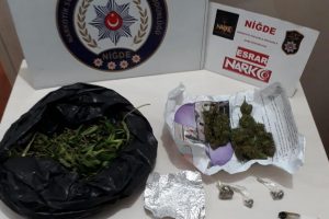 Polisin durduğu ara&ccedil;ta uyuşturucu madde bulundu