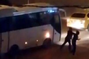 Taksinin aynasını kıran kadını d&ouml;vd&uuml;! Kendini b&ouml;yle savundu