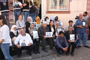 Diyarbakır annelerinin &ccedil;ığlığı &uuml;lke sınırlarını aştı! Bursalı anne de orada...