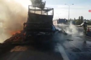 Trafiği kilitleyen yangın!