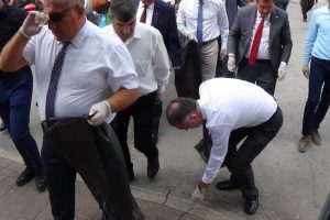 Bursa İneg&ouml;l protokol&uuml; sokaklardan &ccedil;&ouml;p topladı