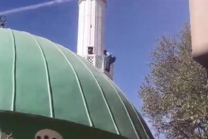 Minaredeki intihar girişimini polis &ouml;nledi