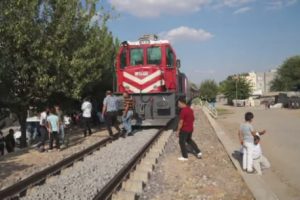 Trenin altında kalan yaşlı adam feci şekilde can verdi