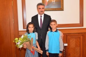 Vali Baruş, &ouml;ğrencileri makamında kabul etti