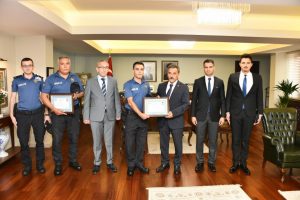 Validen o polislere başarı belgesi