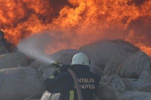 Otluk alanda başlayan yangın hurdalığa sı&ccedil;radı