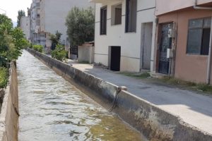 Bursa'da mahalleli su kanalı yüzünden ikiye bölündü! (ÖZEL HABER)