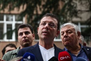 İmamoğlu: Sayın Cumhurbaşkanı memnun olmalı, merkezi h&uuml;k&uuml;metin sırtından y&uuml;k alıyoruz