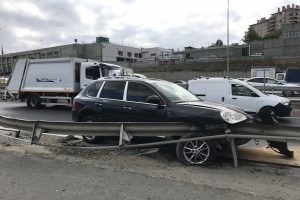 L&uuml;ks cip bariyerlere ok gibi saplandı