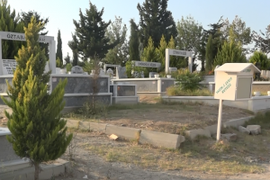 Bursa'da mezarlıkta içki içip alem yapıyorlar! (ÖZEL HABER)