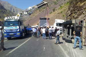 Virajı alamayan TIR devrildi