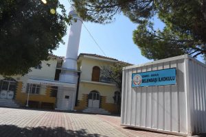 Okul inşaatı bitmedi, cami avlusundaki konteynerlerde eğitim g&ouml;r&uuml;yorlar