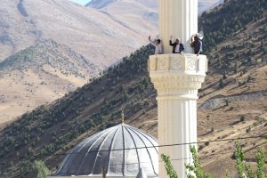 Caminin minaresi ve tepelere &ccedil;ıkarak g&ouml;r&uuml;şme yapıyorlar
