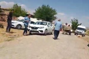 Diyarbakır'da ka&ccedil;ak elektrik kontrol&uuml; yapan ekip alıkonuldu