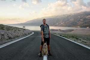 4 yıldır d&uuml;nyayı y&uuml;r&uuml;yerek dolaşıyor