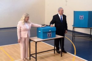 Netanyahu ve eşi oyunu kullandı