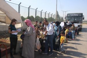 Bayramı &uuml;lkelerinde ge&ccedil;iren Suriyelilerin d&ouml;n&uuml;şleri s&uuml;r&uuml;yor
