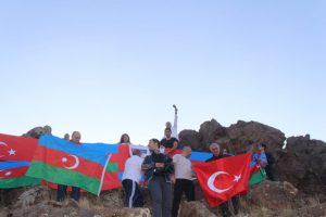 2 bin 560 metrede, Türk ve Azerbaycan bayrağı açtılar