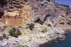 Su altında kalan tarihi manastır g&ouml;r&uuml;nt&uuml;lendi