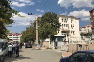 Adliye &ouml;n&uuml;nde silahlı kavga: 1 &ouml;l&uuml;, 1 yaralı