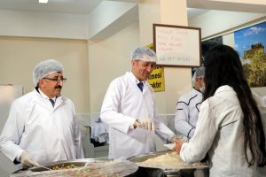 Bakan Sel&ccedil;uk, pilot il se&ccedil;ilen Van'da &ouml;ğrencilere yemek dağıttı