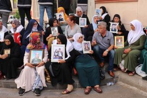 Oturma eylemi yapan ailelerin sayısı 38'e y&uuml;kseldi