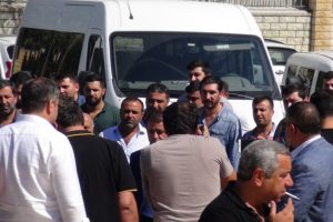Firari cinayet ş&uuml;phelisi yakınlarıyla adliyeye gelerek teslim oldu