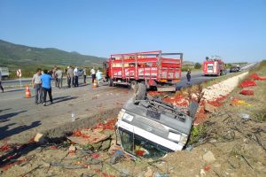 Kamyon ile kamyonet &ccedil;arpıştı: 3 yaralı