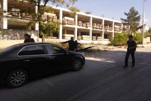 Okul &ouml;nlerindeki denetimde aranan 5 kişi yakalandı