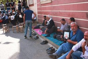 HDP &ouml;n&uuml;nde oturma eylemi yapan aileyi tehdit eden ş&uuml;pheli yakalandı