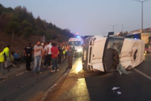 TEM Otoyolu'nda servis minib&uuml;s&uuml; devrildi: 5 yaralı