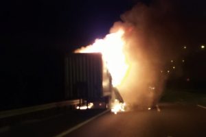 TIR'ın dorsesi alevlere teslim oldu