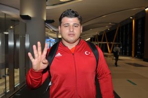 D&uuml;nya Şampiyonu Rıza Kayaalp T&uuml;rkiye'ye geldi