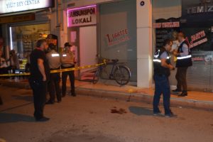 Sokak ortasında alacak verecek kavgası