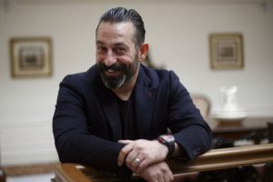 Cem Yılmaz 2 tabloya servet &ouml;dedi