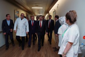 Bakan Koca, Fatma Girik'i hastanede ziyaret etti