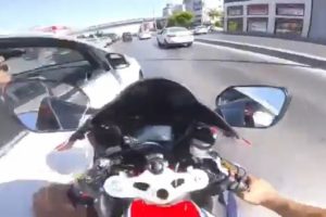 Motosikletlinin &ouml;l&uuml;mden d&ouml;nd&uuml;ğ&uuml; kaza kamerada
