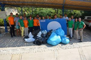 Torba torba &ccedil;&ouml;p topladılar