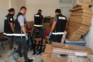 Pompalı t&uuml;fekleri 'otomotiv par&ccedil;ası' diye kargolamışlar