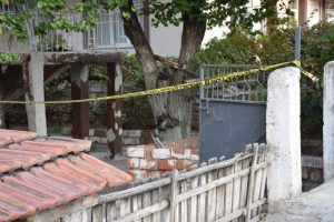Tartıştığı eşini bı&ccedil;akladı