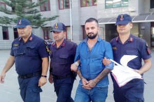 Platonik aşkının evinde g&ouml;rd&uuml;ğ&uuml; erkeği yaralayan ş&uuml;pheli tutuklandı