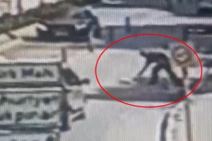 Yolda bulduğu altın dolu &ccedil;antayı polise teslim etmeyi 'unuttu'